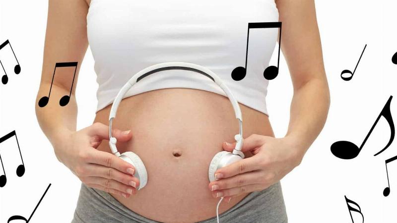 Mẹ bầu thư giãn nghe nhạc thai giáo giúp thai nhi phát triển tốt hơn, giảm căng thẳng